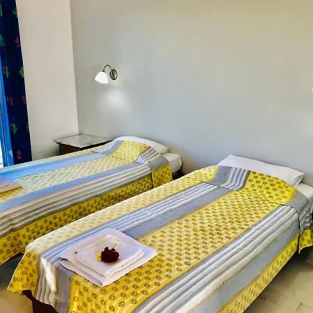 In - 2 Bedroom Apartment, With Swimming Pool, Two Steps From The Guest house