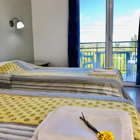 In - 2 Bedroom Apartment, With Swimming Pool, Two Steps From The Guest house *