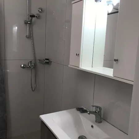 Guest house In - 2 Bedroom Apartment, With Swimming Pool, Two Steps From The *